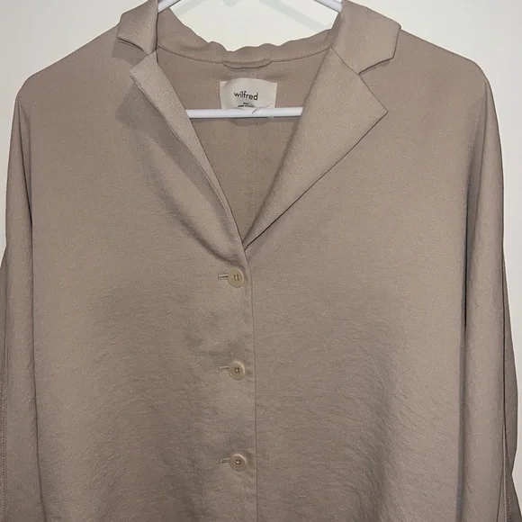 Aritzia Wilfred flowy button-up (olive beige) size 2XS - Picture 2 of 5